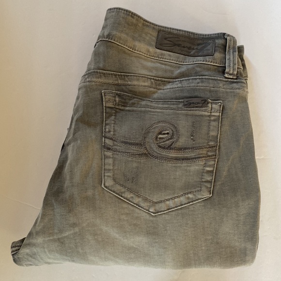 Seven7 | Ankle Skinny Derstroyed/ Embroidered Jeans w/ Shark bite hem - Picture 12 of 12